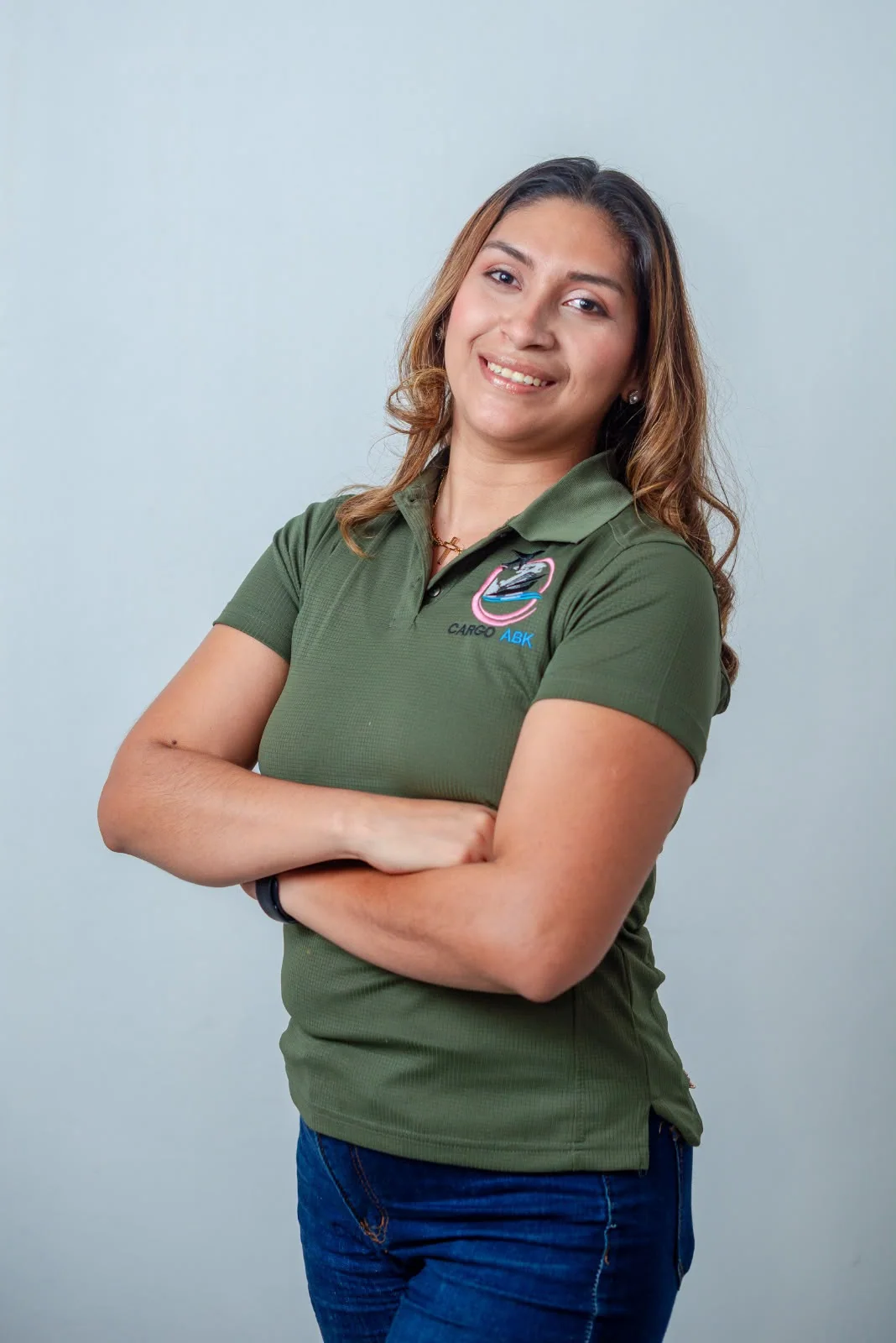 Representante de CargoABK con uniforme corporativo