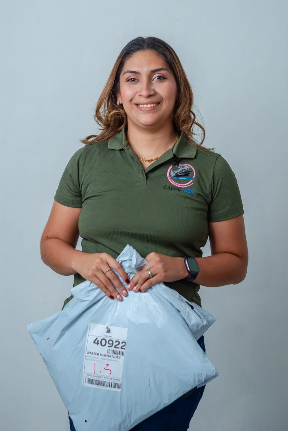 Representante de CargoABK con encomiendas